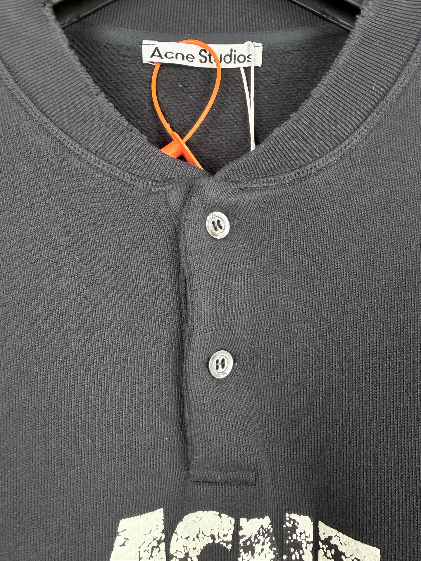 Acne Studios logo-printed distressed sweatshirt, custom-made fleece-soled sweatshirt, thick and soft, warm to the touch, Cream White ready-to-wear, warm matte texture spread across the fabric, slowly spreading the unique Scandinavian cool and luxurious charm, Henry collar half-button placket outlines the soft collar line, elegantly modifies the neck contour, mottled red brand letter print engraved on the body, Retro worn texture contains narrative heritage Ribbing tightly locks the cuffs and hem, firmly shaping the body, loose and relaxed shoulder silhouette, eliminating redundant decorations. The collision between the soft background color and retro printing interprets the minimalist, relaxed and elegant style of Acne Studios. Process 1: Use an imported fully automatic flat screen printing machine to print the special printing slurry containing microcapsule foam particles on the surface of the fabric. After being heated in a high-temperature drying tunnel, the microcapsules in the slurry expand and swell when cooled and set. Process 2: Gradient distressed spray process. By spraying dyes of different colors on the surface of the fabric, the clothes can show rich color changes under different lights and increase the visual layering. Process 3: Positioned manual fraying. Local friction and wear on the fabric through manual operations. The surface of the fabric will form a natural damage effect. It is time-consuming and labor-intensive. The daily output is low. Process 4: The fabrics have been fermented and washed. The hand feel and texture are better. It is not easy to deform, not easy to shrink, not easy to fade, and maintains long-term beauty. Accessories: Customized 1:1 Acne buttons Customized 1:1 Acne trademark Version: Loose version Size: S M L XL